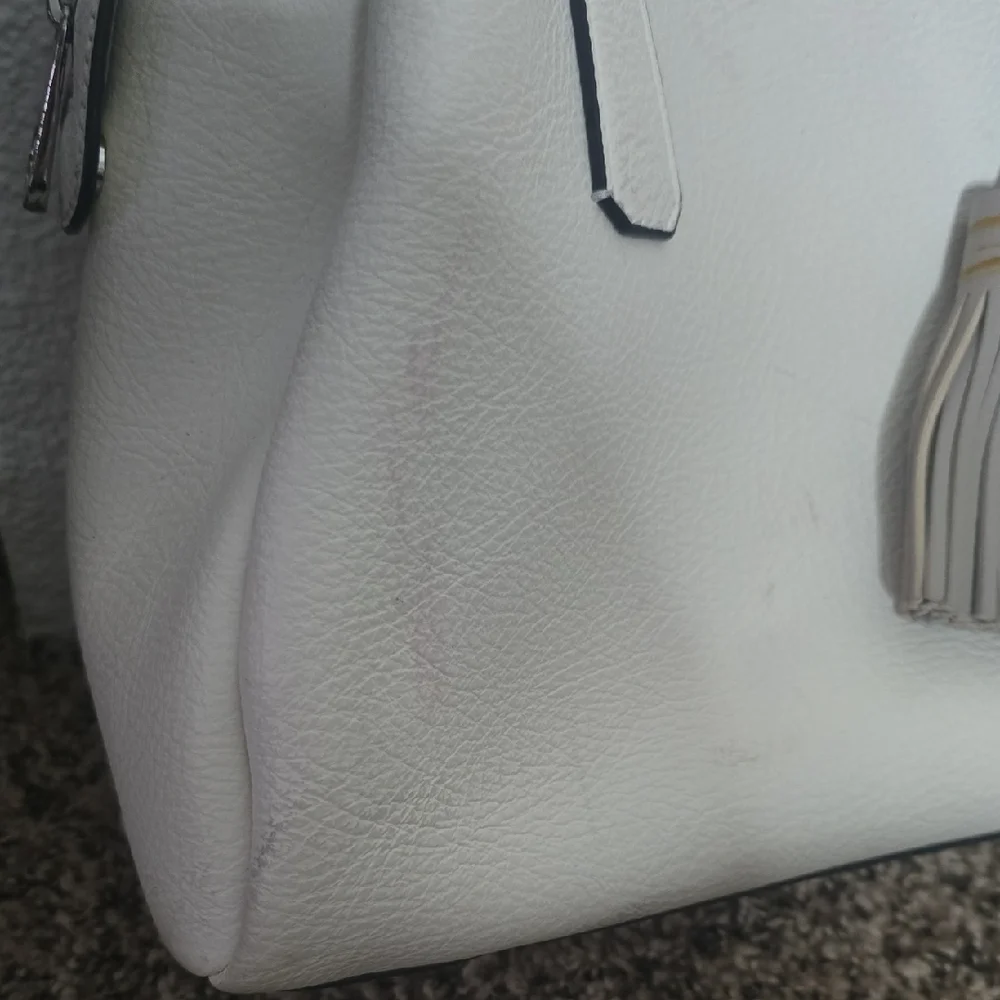 Guess White Leather Shoulder Bag W/ Colorful Tassel Bag Charms (FAIR/GOOD) ✨️
